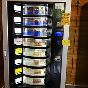 Verkaufsautomat mit frischem Kuchen