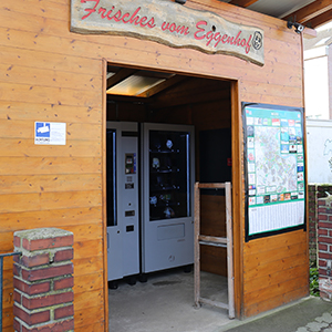 Überdachter Bereich mit Verkaufsautomaten