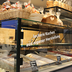 Leckerer Kuchen aus unserer Kuchentheke im Bauernlädchen